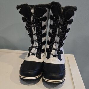 NWOT Totes Womens White & Black Winter Boots - Size 7